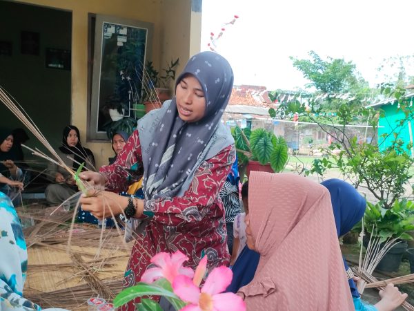 Pelatihan Keterampilan Pembuatan Kerajinan Piring Anyaman Lidi untuk Ibu-Ibu di Masjid Nurul Ikhsan