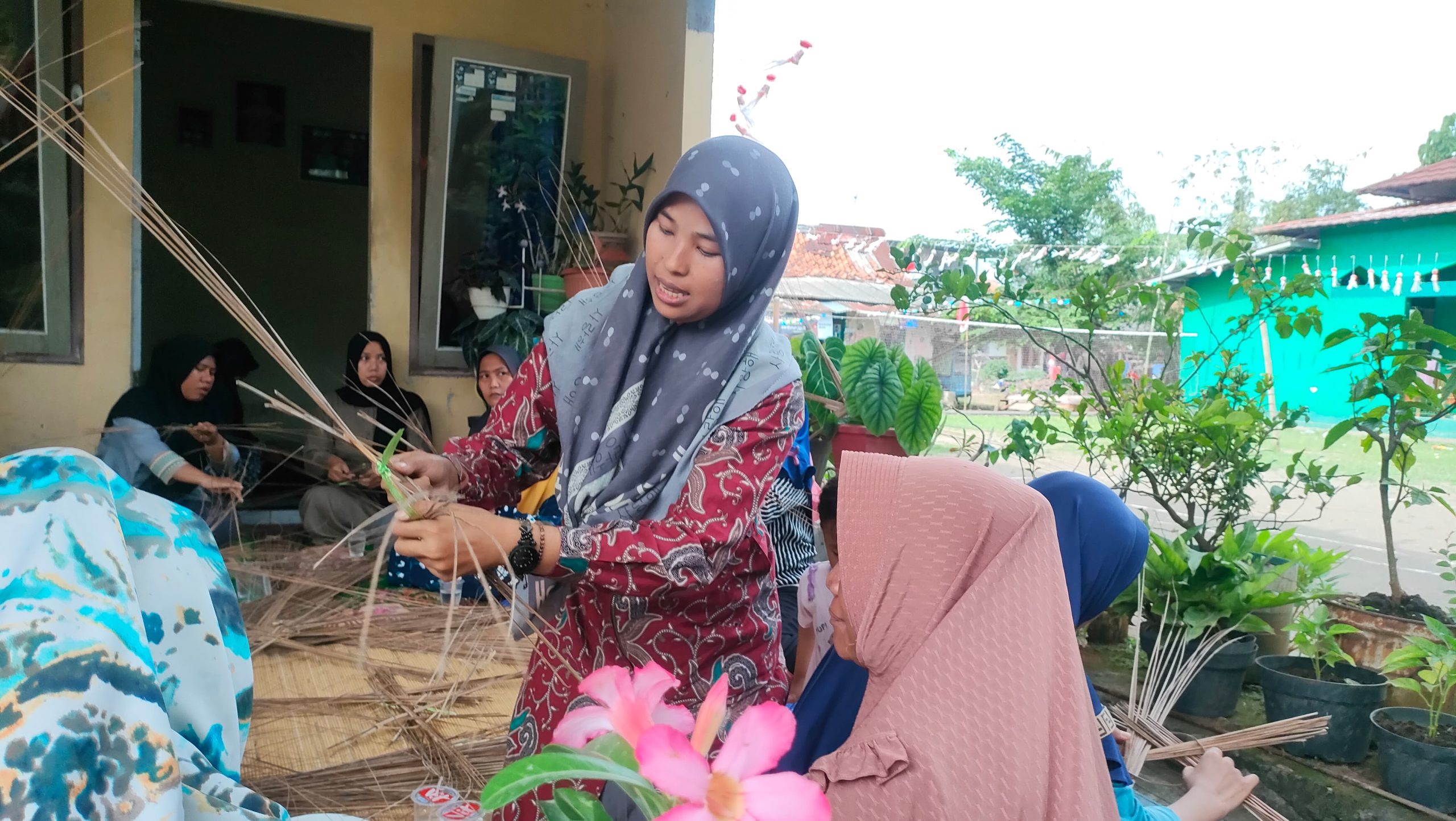 Pelatihan Pemebuatan Piring Lidi