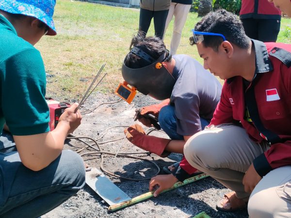 Pelatihan Pengelasan bagi Pemuda di Masjid Nurul Ikhsan Sidanegara oleh Mahasiswa KKN UNUGHA