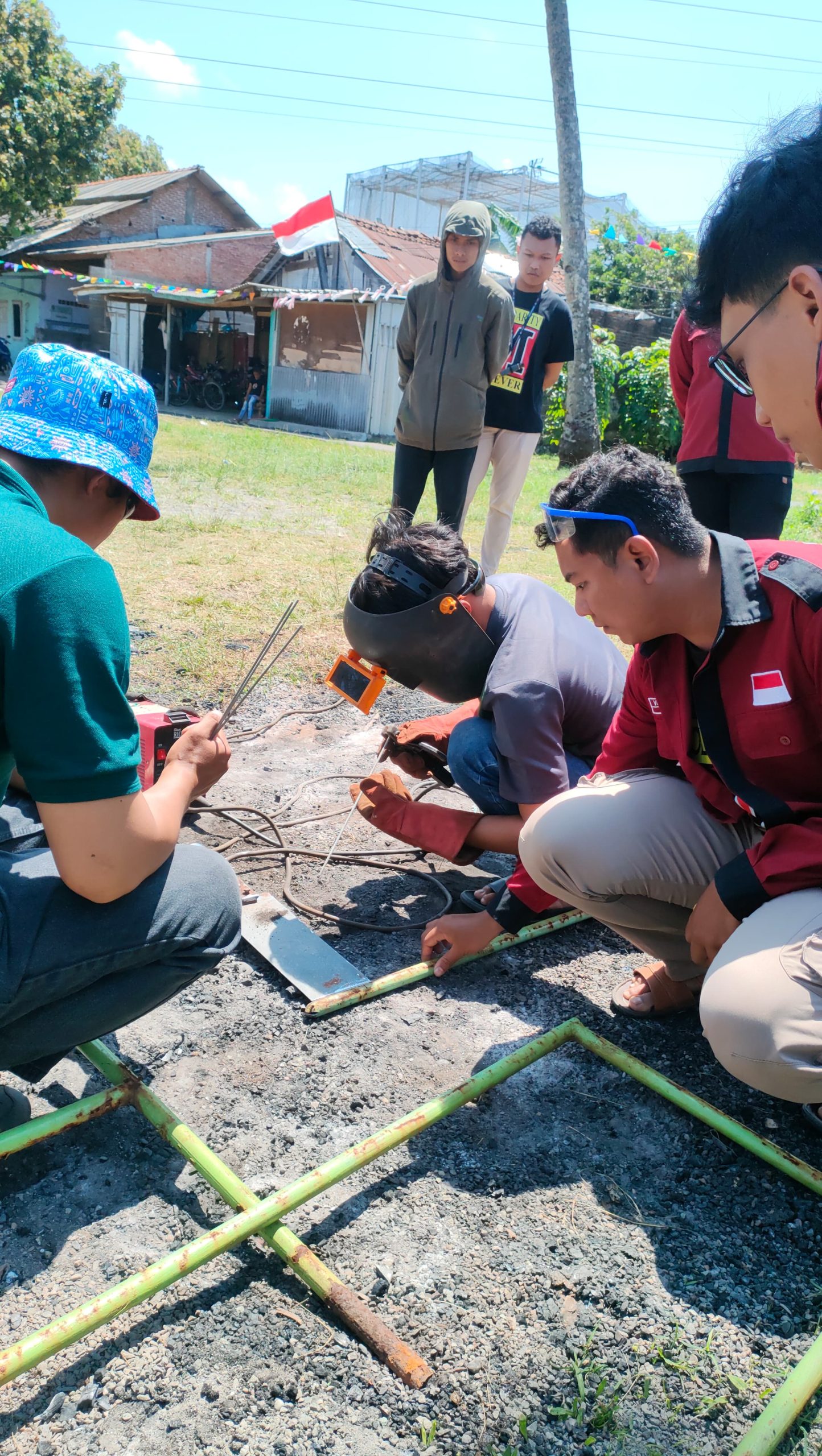 Pelatihan Pengelasan bagi Pemuda di Masjid Nurul Ikhsan Sidanegara oleh Mahasiswa KKN UNUGHA