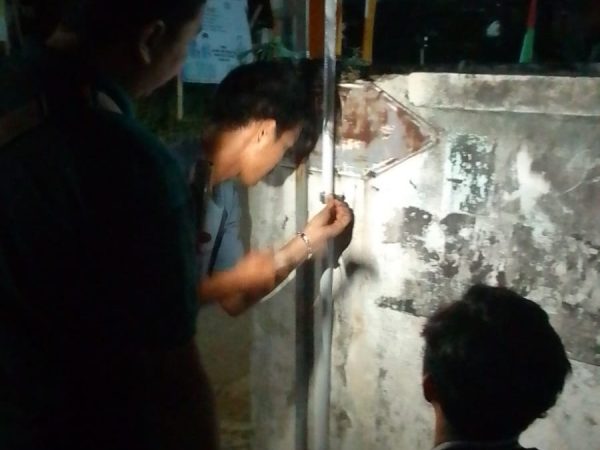 Mahasiswa KKN UNUGHA Lakukan Pemasangan Tiang Papan Penunjuk Arah Masjid Nurul Ikhsan