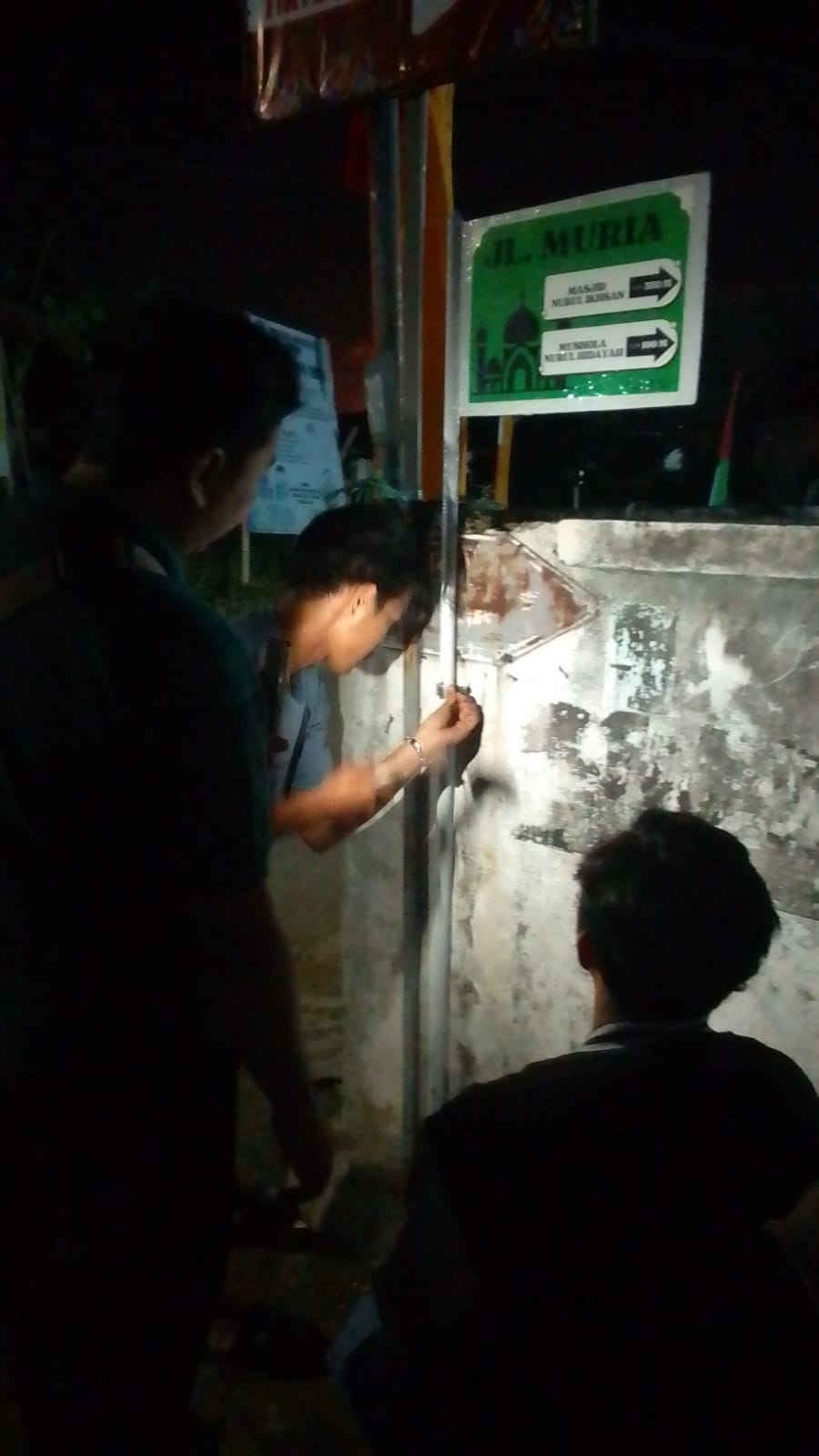 Mahasiswa KKN UNUGHA Lakukan Pemasangan Tiang Papan Penunjuk Arah Masjid Nurul Ikhsan