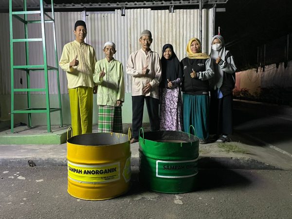 Mahasiswa KKN UNUGHA Serahkan Tong Sampah ke Masjid dan Mushola di Sekitar Jalan Muria, Sidanegara