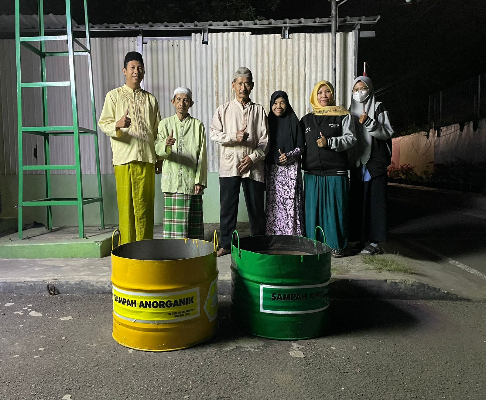 Mahasiswa KKN UNUGHA Serahkan Tong Sampah ke Masjid dan Mushola di Sekitar Jalan Muria, Sidanegara